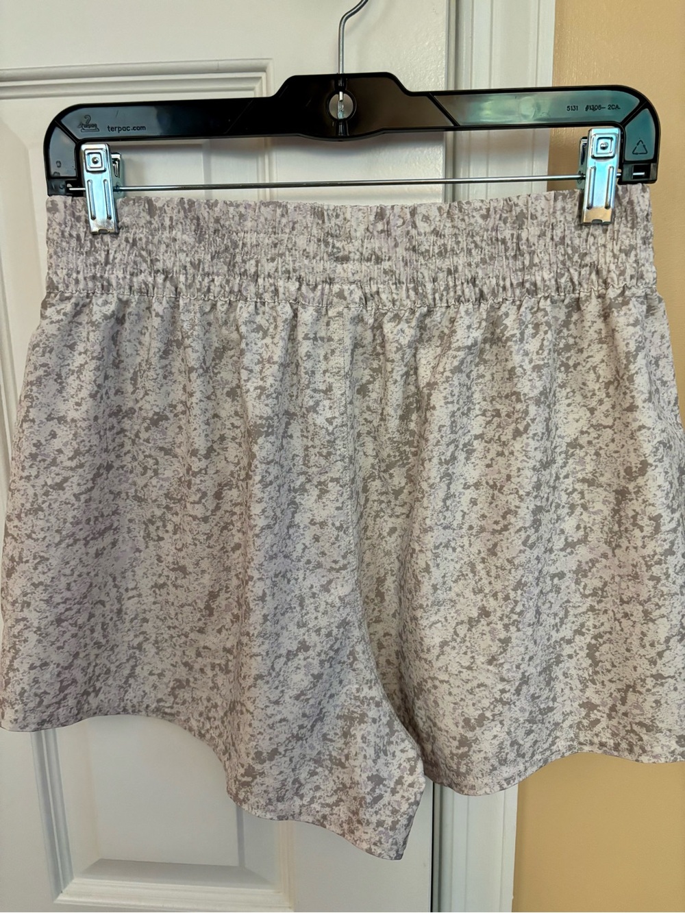Vuori Light Gray Short - Size M - Picture 2 of 4